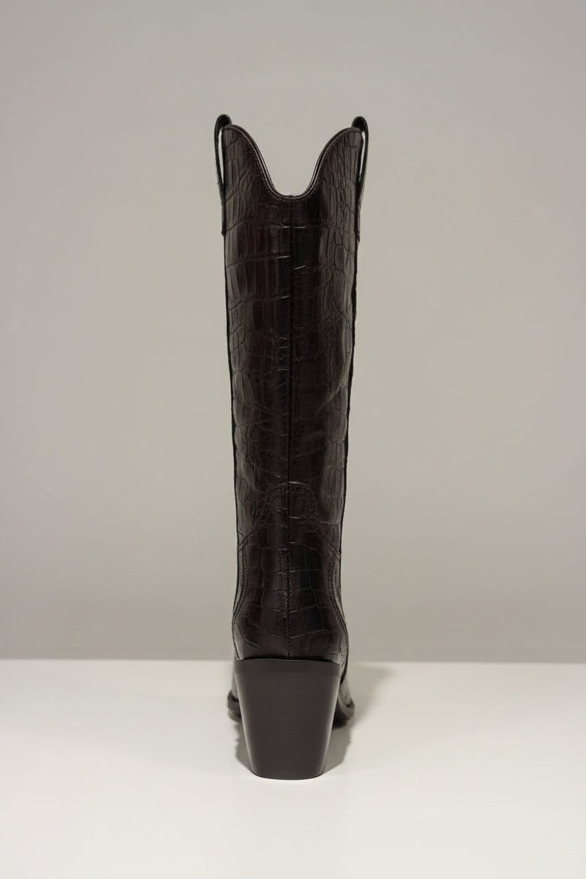 Découvrez nos élégantes bottes cuir noir style santiag de Pons Quintana. À la fois audacieuses et polyvalentes, ces bottes sont conçues pour vous accompagner dans toutes vos aventures, qu'elles soient urbaines ou en pleine nature.