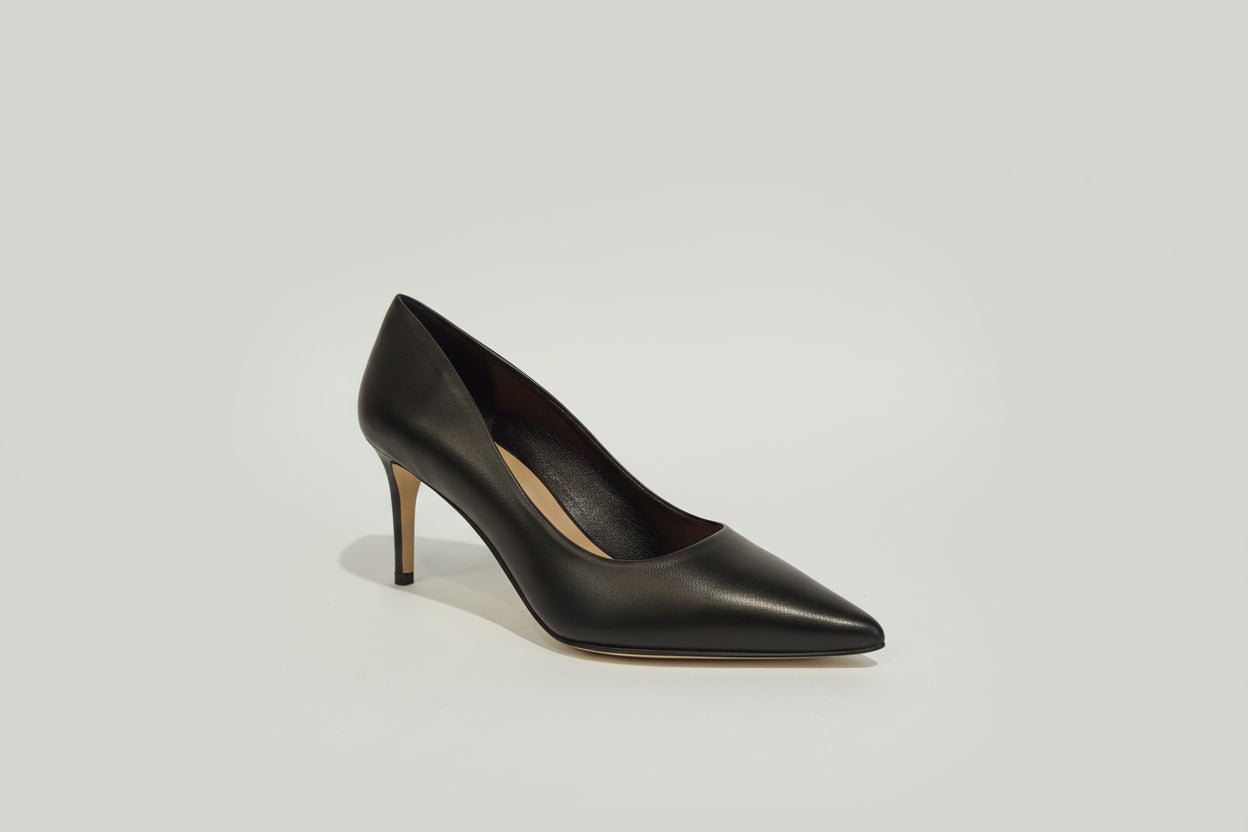 Escarpin cuir lisse col NOIR
très souple
talon 7 cms