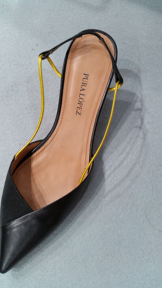 bi matière cuir et tissu finitions or
ouvert arrière sur talon de 7 cm
L'élégance pure est au rendez-vous pour ce fin escarpin ouvert sur l'arrière avec ses brides en fils d'or.
Pour toutes les tenues habillées ou pas