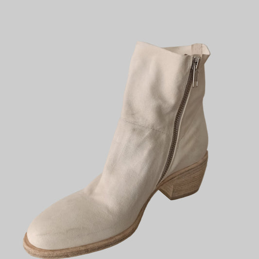 fru.it
Découvrez cette boots d'été signée fru.it, une création raffinée alliant élégance et confort. Confectionnée en cuir nubuck ultra souple, elle épouse parfaitement votre pied avec sa silhouette épurée. La teinte off white lavée apporte une touche intemporelle et versatile à votre garde-robe. Semelle et tige en cuir véritable garantissent durabilité et respirabilité, tandis que sa finition délicate en fait une pièce de choix pour les beaux jours.