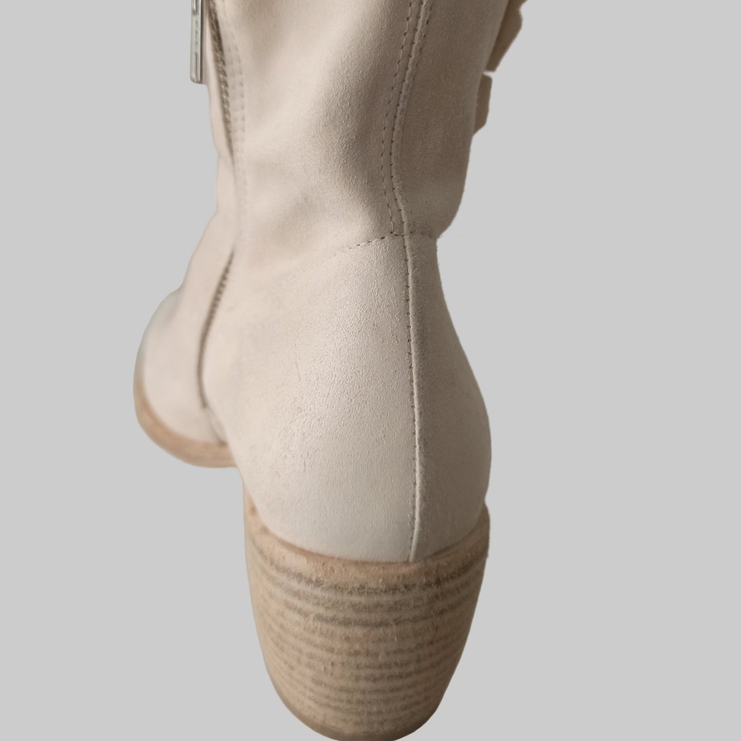 fru.it
Découvrez cette boots d'été signée fru.it, une création raffinée alliant élégance et confort. Confectionnée en cuir nubuck ultra souple, elle épouse parfaitement votre pied avec sa silhouette épurée. La teinte off white lavée apporte une touche intemporelle et versatile à votre garde-robe. Semelle et tige en cuir véritable garantissent durabilité et respirabilité, tandis que sa finition délicate en fait une pièce de choix pour les beaux jours.