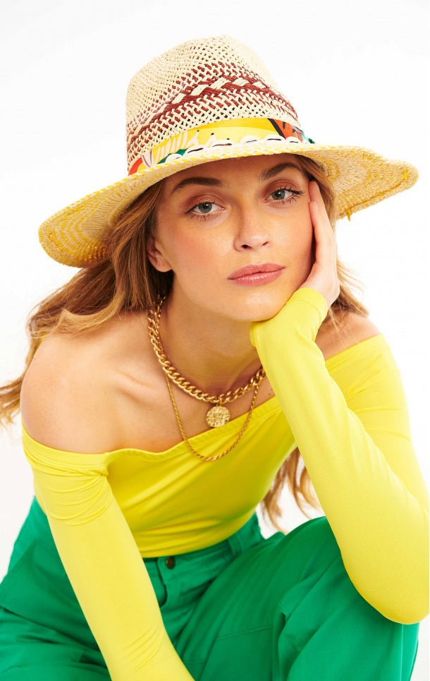 vec un tressage tricolore sophistiqué, il se décline en plusieurs couleurs qui sublimeront votre teint hâlé. Ce chapeau ne se contente pas d'être esthétique; il est également pratique. Ourlé d'un mini foulard coloré, il est orné de véritables coquillages cauris, ajoutant une note festive et originale à votre look. Pourquoi se contenter de l’ordinaire quand o