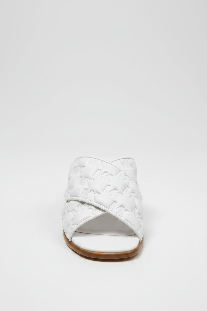 Style contemporain avec le sigle MK discret pour un look élégant.
Confort durable grâce au cuir de haute qualité, idéal pour un usage quotidien.