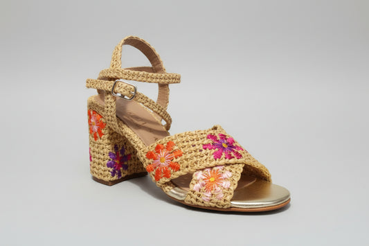 fiorina
Charmante sandale en cuir et raffia fleuri de grosses marguerites oranges et fushias au talon compensé Un accessoire à elles toutes seules .Idéales en rappel d'un T-shirt ou une robe dans les mêmes tons 
