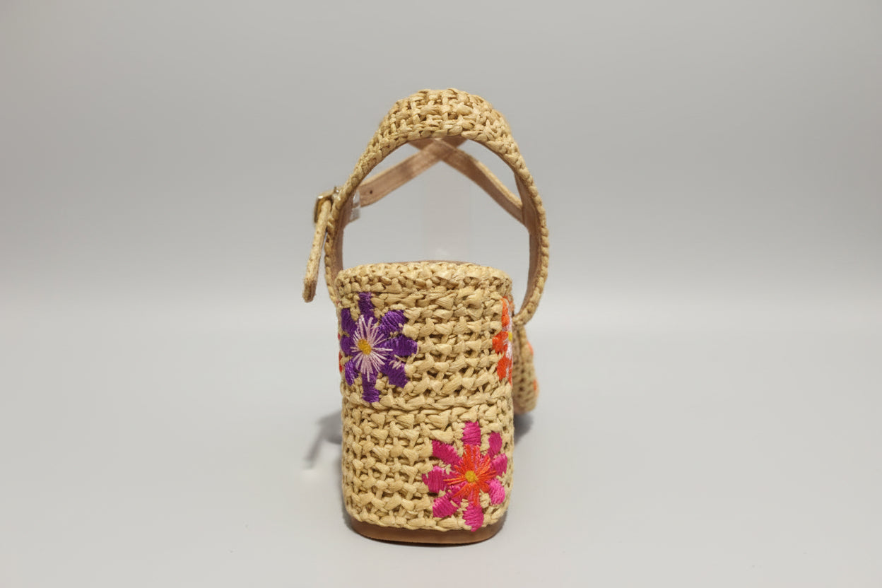 fiorina
Charmante sandale en cuir et raffia fleuri de grosses marguerites oranges et fushias au talon compensé Un accessoire à elles toutes seules .Idéales en rappel d'un T-shirt ou une robe dans les mêmes tons 