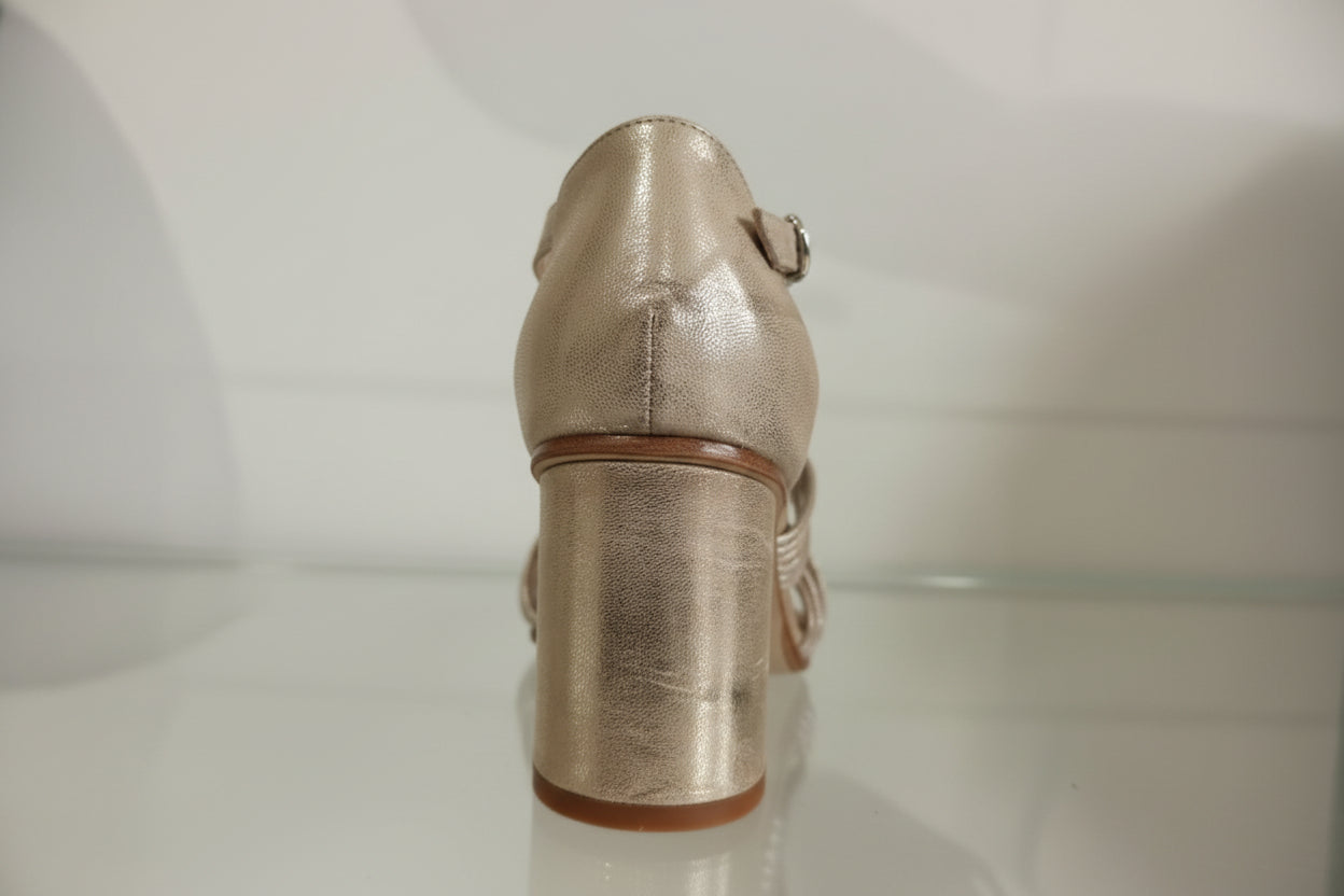 fru.it beaucoup de confort pour cette sandale à talon large lanières entremêlées su le cou de pied