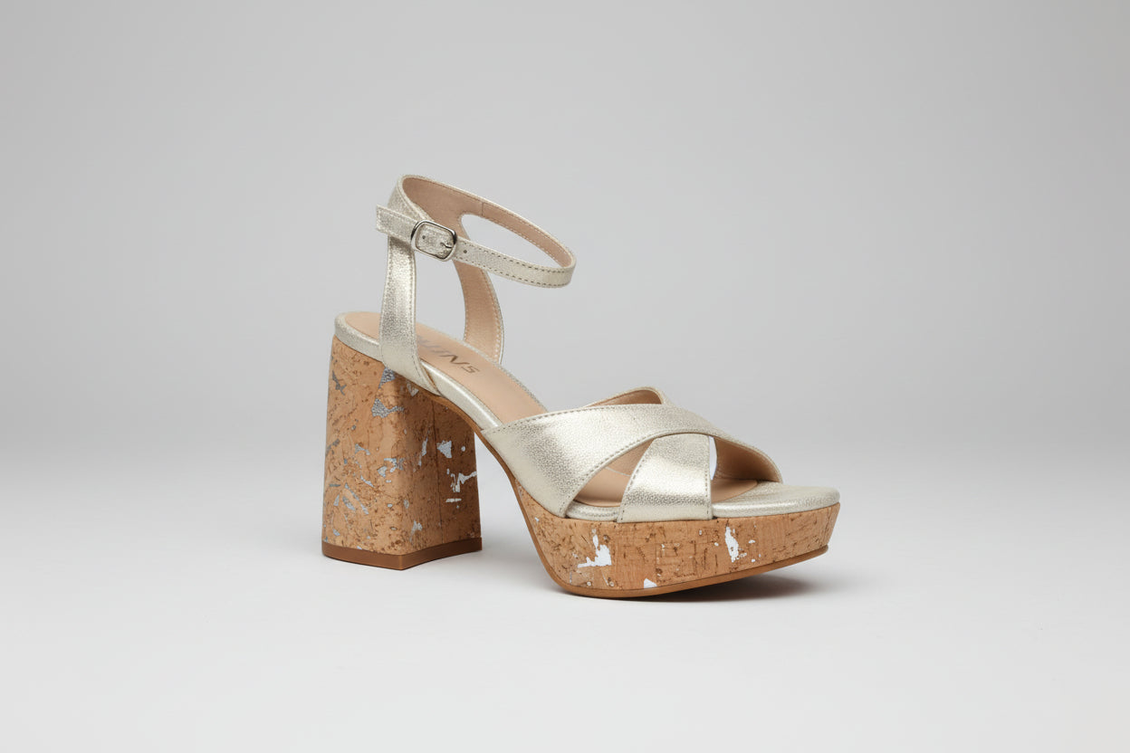 Fru.it Shoes Tige en cuir souple. Intérieur en cuir. Semelle intérieure rembourrée pour un excellent confort. Semelle en caoutchouc. Talon 7cm Plateau. Pointe ronde. Supérieur avec bandes croisées. Sangle de cheville. Plateau de liège naturel avec effet feuille vinté. Fit : achetez votre taille habituelle. Fabriqué en Italie. Composition : 100% Veau (végétal tanné). extra light.