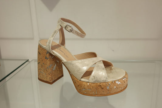 Fru.it Shoes Tige en cuir souple. Intérieur en cuir. Semelle intérieure rembourrée pour un excellent confort. Semelle en caoutchouc. Talon 7cm Plateau. Pointe ronde. Supérieur avec bandes croisées. Sangle de cheville. Plateau de liège naturel avec effet feuille vinté. Fit : achetez votre taille habituelle. Fabriqué en Italie. Col or doux Composition : 100% Veau (végétal tanné). extra light.
