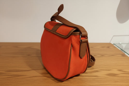 cuir nubuck pomodoro / camel (orange / camel)
dimensions: 28l*22h*10p
La Maison Berthille vous assure une qualité authentique made in France !
Nos collections et nos créations sont fonctionnelles, élégantes et durables.