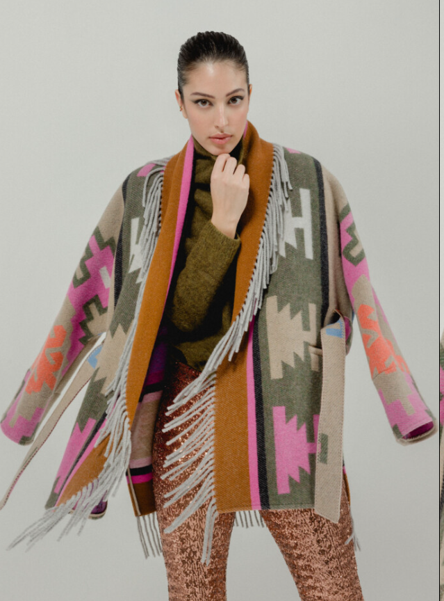 Pour sa collection hiver, Bazar Deluxe propose des doudounes avec col fourrure, des manteaux femme, des parkas à capuche… En toute saison, le kaki reste une couleur phare de la marque, un indispensable du dressing féminin !