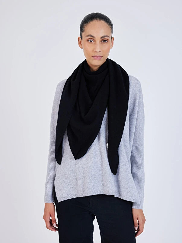 Écharpe triangle polyvalente, facile à porter et à nouer.
Cachemire 100 % doux et confortable, tricoté en 2 fils 12GG.
Coloris noir intemporel, idéal pour compléter une garde-robe chic.
Longueur de 180 cm adaptée à différentes façons de la porter