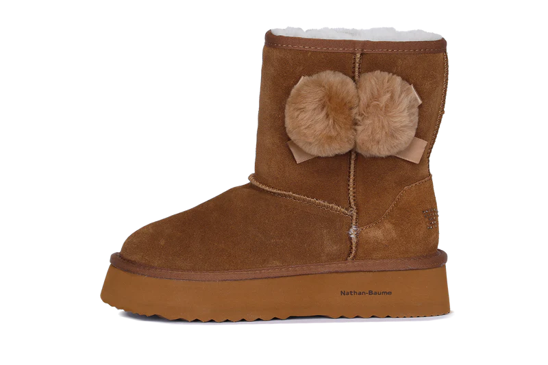 Découvrez l'élégance intemporelle de ces boots fourrés Nathan Baume en daim cognac. Conçues pour le confort absolu, elles associent un daim premium à une doublure généreuse en peau de mouton qui enveloppe vos pieds de chaleur. La semelle intérieure en peau de mouton offre un soutien naturel et respirant, tandis que la semelle extérieure en caoutchouc assure une adhérence fiable sur tous les terrains. Avec une plateforme de 4 cm, ces boots allient style raffiné et praticité quotidienne pour une silhouette él