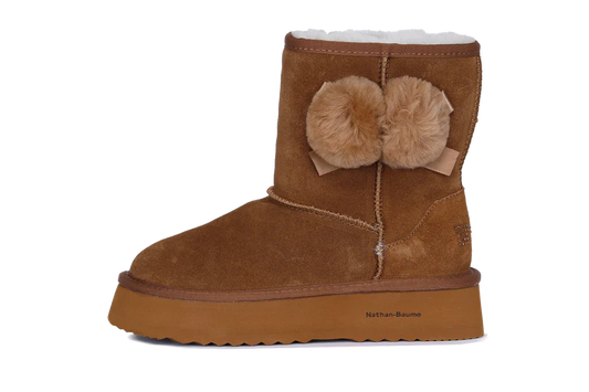 Découvrez l'élégance intemporelle de ces boots fourrés Nathan Baume en daim cognac. Conçues pour le confort absolu, elles associent un daim premium à une doublure généreuse en peau de mouton qui enveloppe vos pieds de chaleur. La semelle intérieure en peau de mouton offre un soutien naturel et respirant, tandis que la semelle extérieure en caoutchouc assure une adhérence fiable sur tous les terrains. Avec une plateforme de 4 cm, ces boots allient style raffiné et praticité quotidienne pour une silhouette él