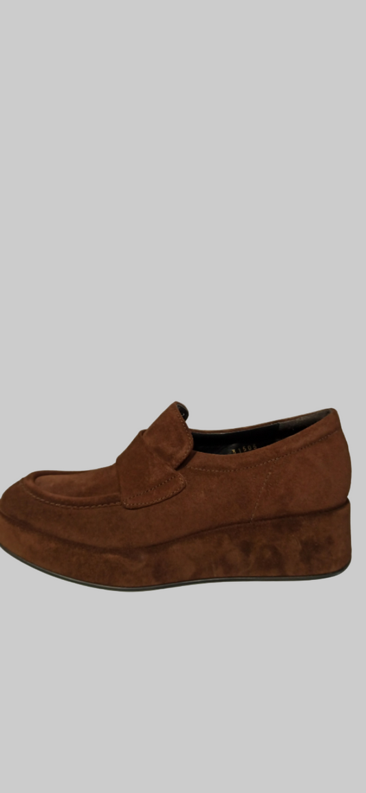 Découvrez le mocassin Omega de Pons Quintana, la fusion parfaite entre raffinement et praticité. Confectionné en cuir nubuck premium, ce modèle épouse vos pieds avec élégance dans les teintes intemporelles du chocolat ou du noir. Sa semelle compensée légère vous offre un soutien confortable du matin au soir, tandis que sa technologie antidérapante vous assure une démarche sûre et stable. Pour les femmes exigeantes qui refusent de compromis entre style et bien-être, ce mocassin devient rapidement un incontou