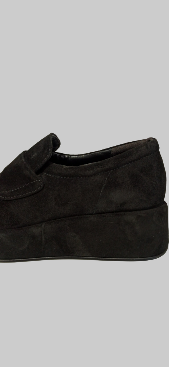 Découvrez le mocassin Omega de Pons Quintana, la fusion parfaite entre raffinement et praticité. Confectionné en cuir nubuck premium, ce modèle épouse vos pieds avec élégance dans les teintes intemporelles du chocolat ou du noir. Sa semelle compensée légère vous offre un soutien confortable du matin au soir, tandis que sa technologie antidérapante vous assure une démarche sûre et stable. Pour les femmes exigeantes qui refusent de compromis entre style et bien-être, ce mocassin devient rapidement un incontou