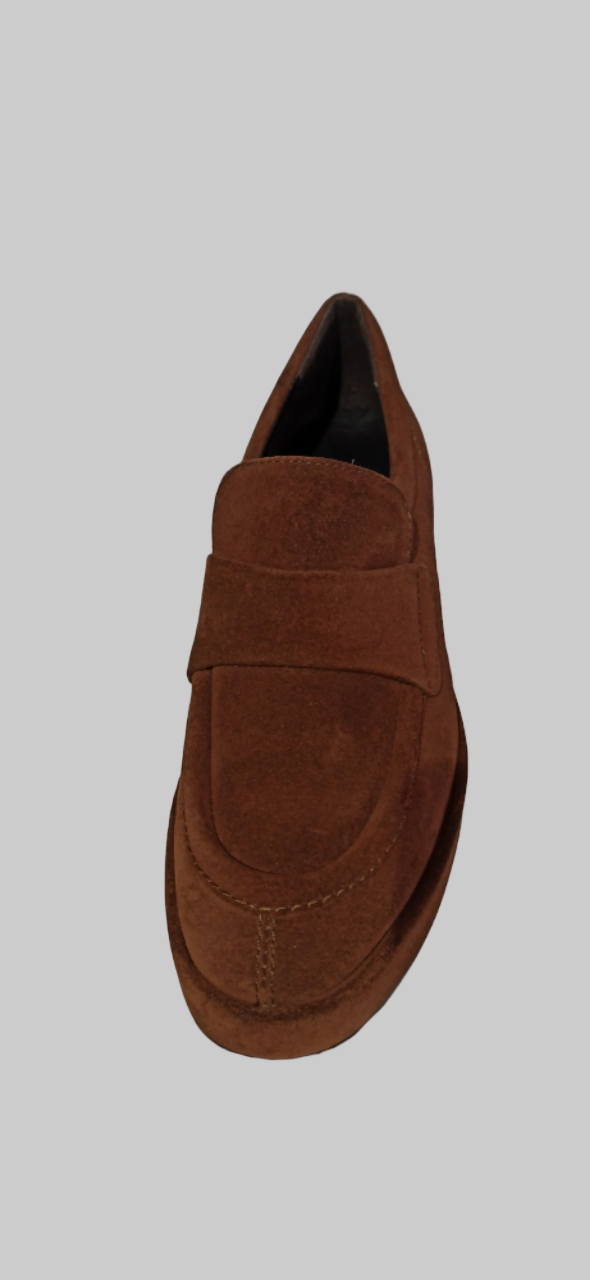 Découvrez le mocassin Omega de Pons Quintana, la fusion parfaite entre raffinement et praticité. Confectionné en cuir nubuck premium, ce modèle épouse vos pieds avec élégance dans les teintes intemporelles du chocolat ou du noir. Sa semelle compensée légère vous offre un soutien confortable du matin au soir, tandis que sa technologie antidérapante vous assure une démarche sûre et stable. Pour les femmes exigeantes qui refusent de compromis entre style et bien-être, ce mocassin devient rapidement un incontou