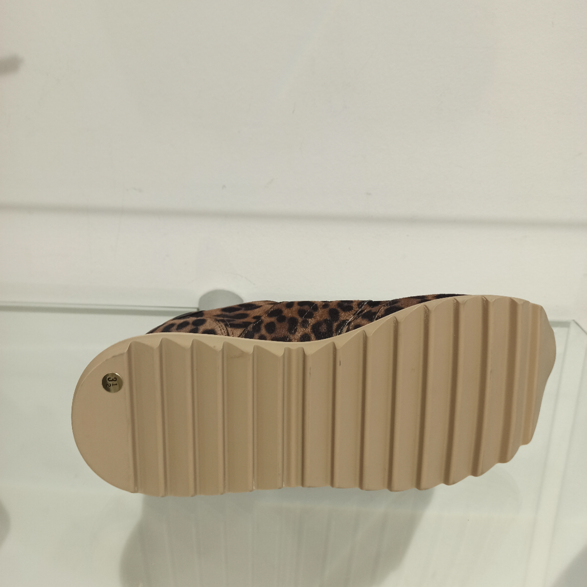Le laçage douillet de notre nouvelle sneaker attire tous les regards. La semelle extérieure de couleur assortie complète le style. Elle vous offre en outre le confort habituel. Ne manquez pas ce basique sportif.&nbsp;La semelle profilée légèrement arrondie vous offre un confort optimal.&nbsp; La semelle intérieure peut être retirée.