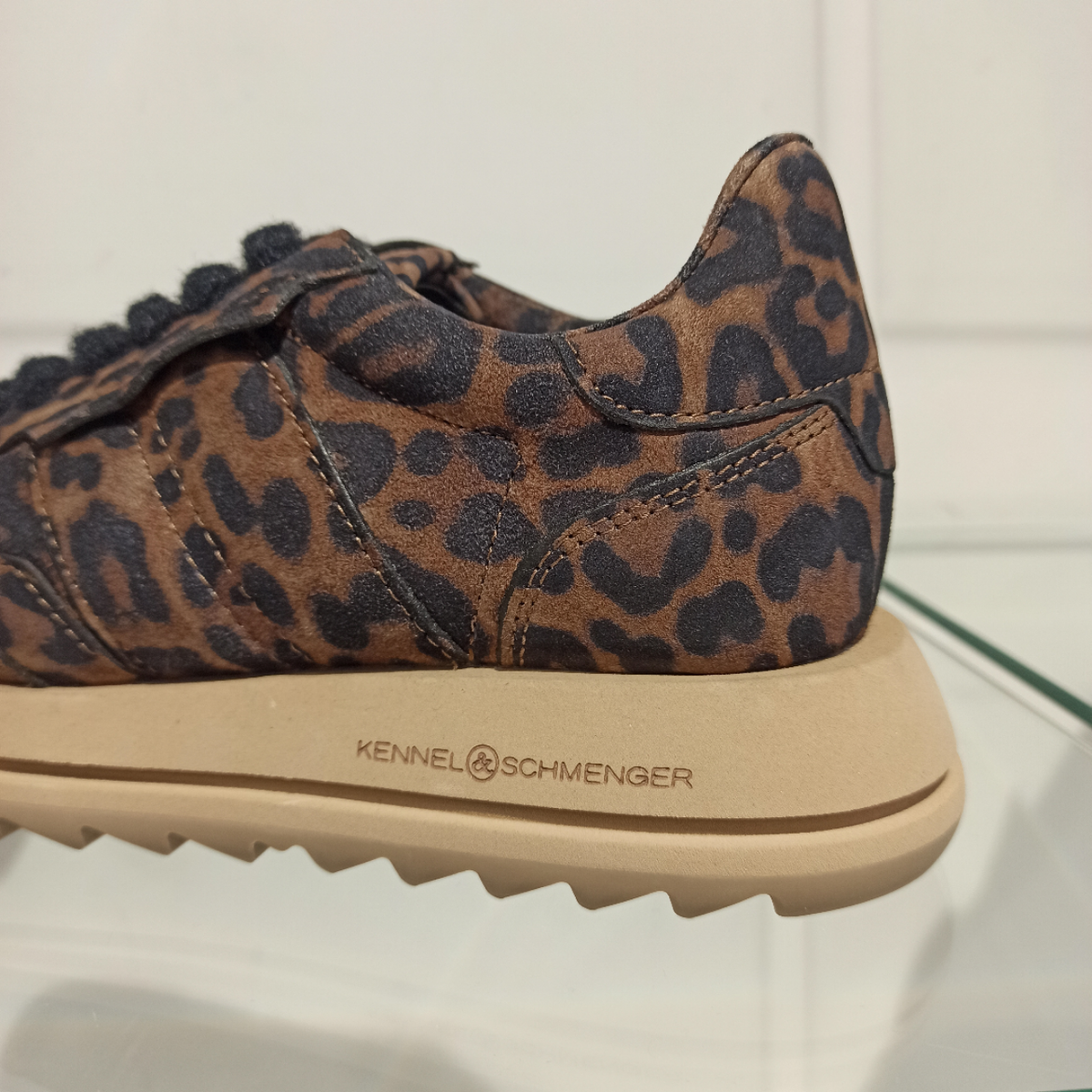 Le laçage douillet de notre nouvelle sneaker attire tous les regards. La semelle extérieure de couleur assortie complète le style. Elle vous offre en outre le confort habituel. Ne manquez pas ce basique sportif.&nbsp;La semelle profilée légèrement arrondie vous offre un confort optimal.&nbsp; La semelle intérieure peut être retirée.