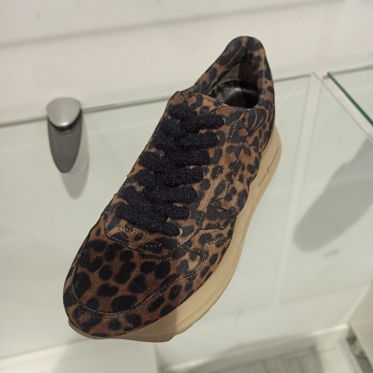 Le laçage douillet de notre nouvelle sneaker attire tous les regards. La semelle extérieure de couleur assortie complète le style. Elle vous offre en outre le confort habituel. Ne manquez pas ce basique sportif.&nbsp;La semelle profilée légèrement arrondie vous offre un confort optimal.&nbsp; La semelle intérieure peut être retirée.