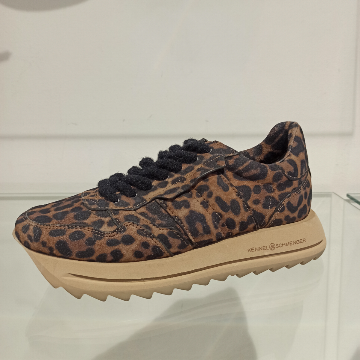 Le laçage douillet de notre nouvelle sneaker attire tous les regards. La semelle extérieure de couleur assortie complète le style. Elle vous offre en outre le confort habituel. Ne manquez pas ce basique sportif.&nbsp;La semelle profilée légèrement arrondie vous offre un confort optimal.&nbsp; La semelle intérieure peut être retirée.