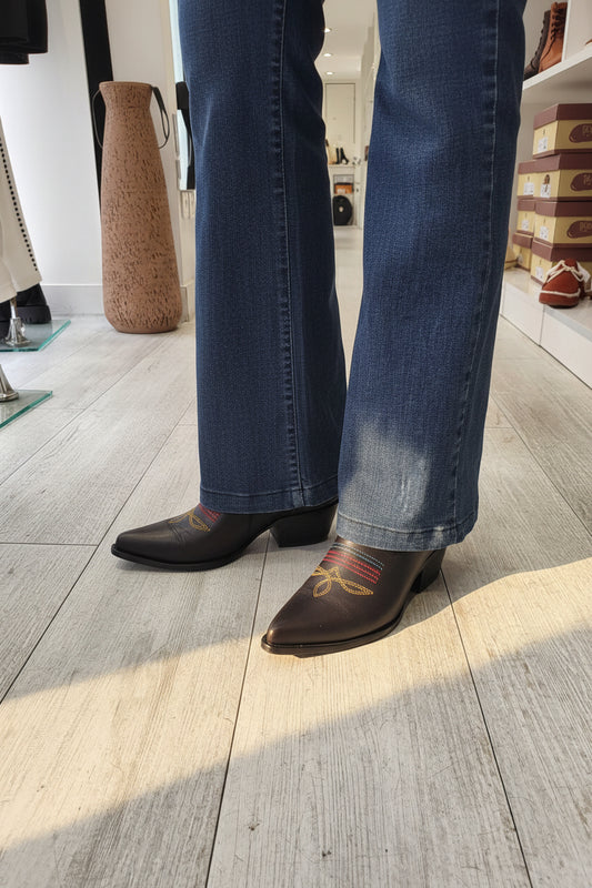 Style santiag tendance qui s’adapte à toutes vos tenues.
Cuir noir ultra souple pour un confort maximal.