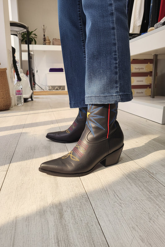 Style santiag tendance qui s’adapte à toutes vos tenues.
Cuir noir ultra souple pour un confort maximal.