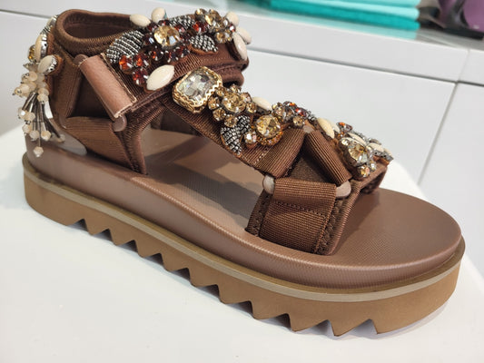 NAN-KU Sandale brown avec cories et strass