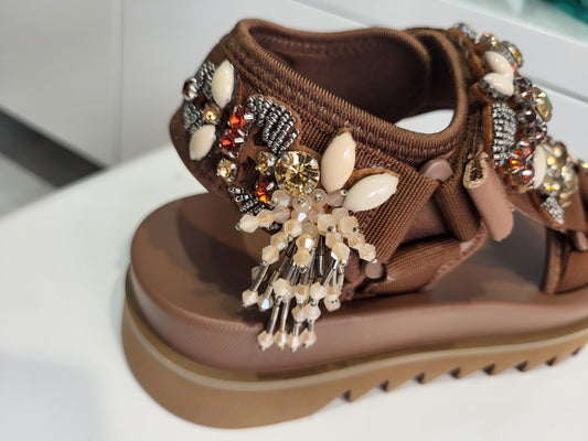 NAN-KU Sandale brown avec cories et strass