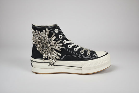 La sneakers en tissu noir ornée d'une broche strass.

Le détail qui vous démarquera et se portera avec vos jeans slim, les robes, shorts.

Brillez tout l'été !!