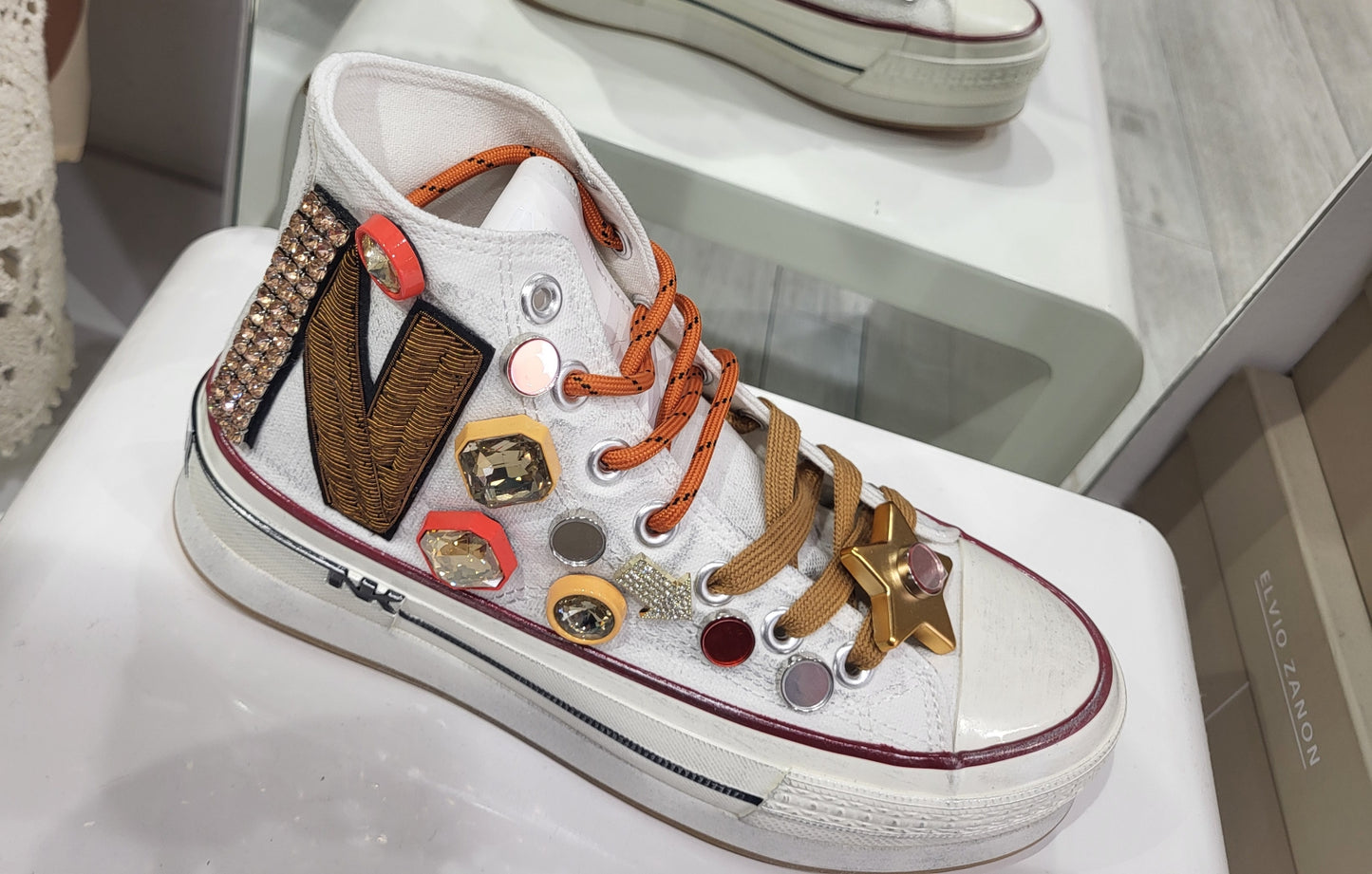 Découvrez notre basket agrémenté de cabochons , pins, strass.

Fournie avec 2 paires de lacets orange ou beige, l'étoile sur le devant est amovible.