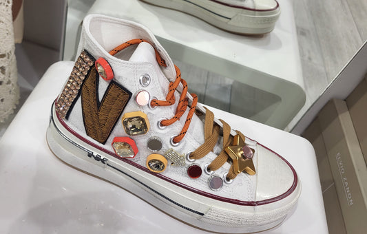 Découvrez notre basket agrémenté de cabochons , pins, strass.

Fournie avec 2 paires de lacets orange ou beige, l'étoile sur le devant est amovible.
