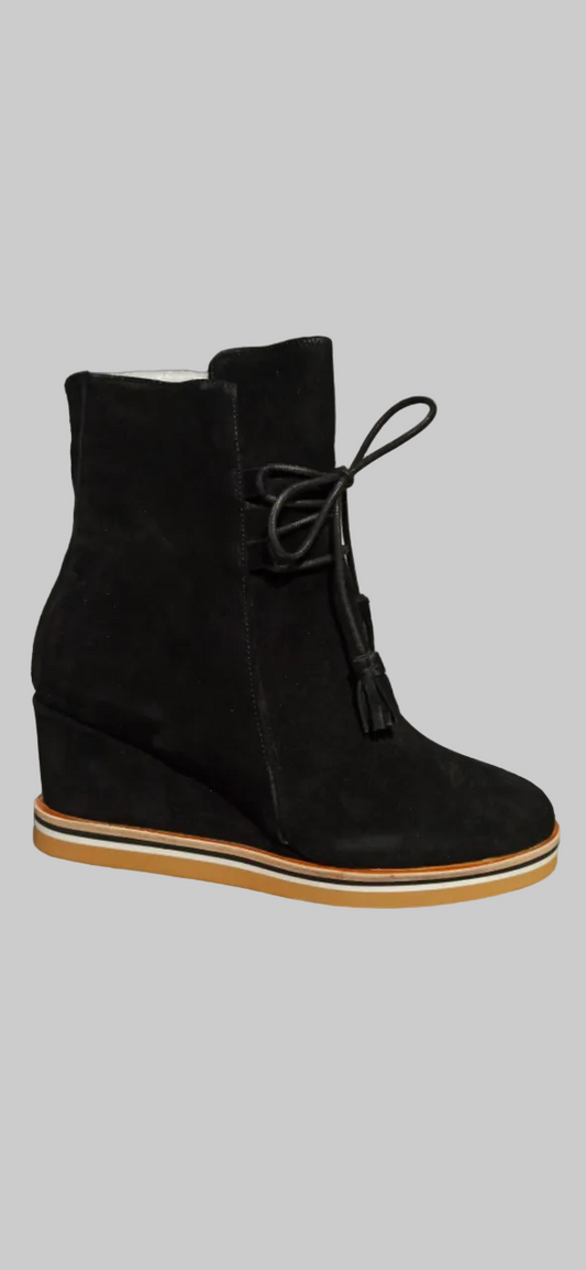 Découvrez ces bottines compensées Nathan Baume, un incontournable pour vos garde-robes automnales et hivernales. Confectionnées en daim noir de qualité, elles allient élégance et confort avec leur talon compensé qui affine la silhouette tout en offrant une stabilité remarquable. La semelle bicolore apporte une touche de sophistication discrète, tandis que la fermeture éclair latérale facilite l'enfilage au quotidien. Les lacets décoratifs sur le cou de pied ajoutent du caractère et permettent d'ajuster le m