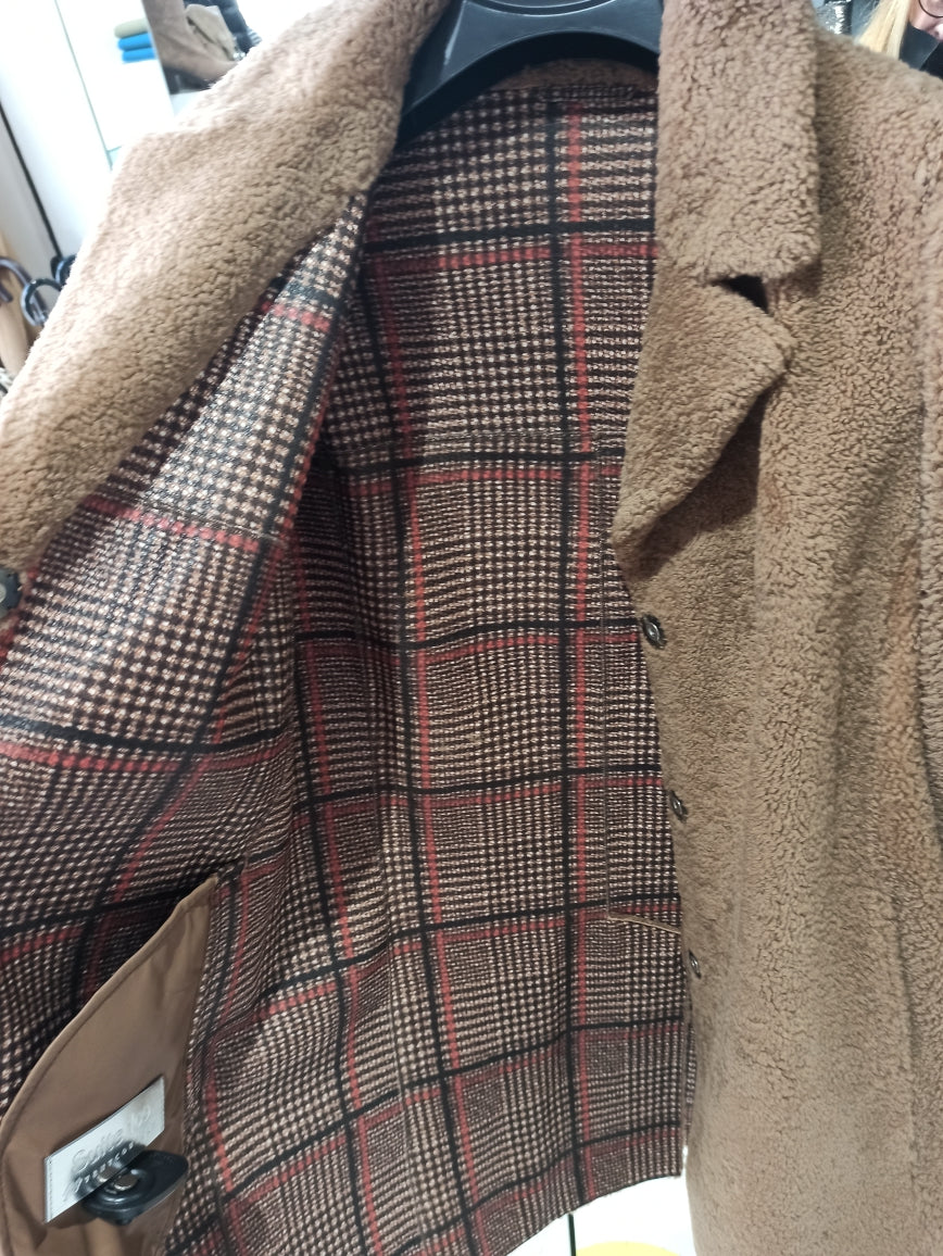 Découvrez le manteau 3/4 style redingote "suite 109", alliant élégance et confort. Sa peau lainée et son intérieur en cuir façon tartan offrent une chaleur impeccable tout en apportant une touche sophistiquée à votre silhouette. Idéal pour affronter les journées fraîches avec style, ce manteau est un incontournable de votre garde-robe d'hiver.