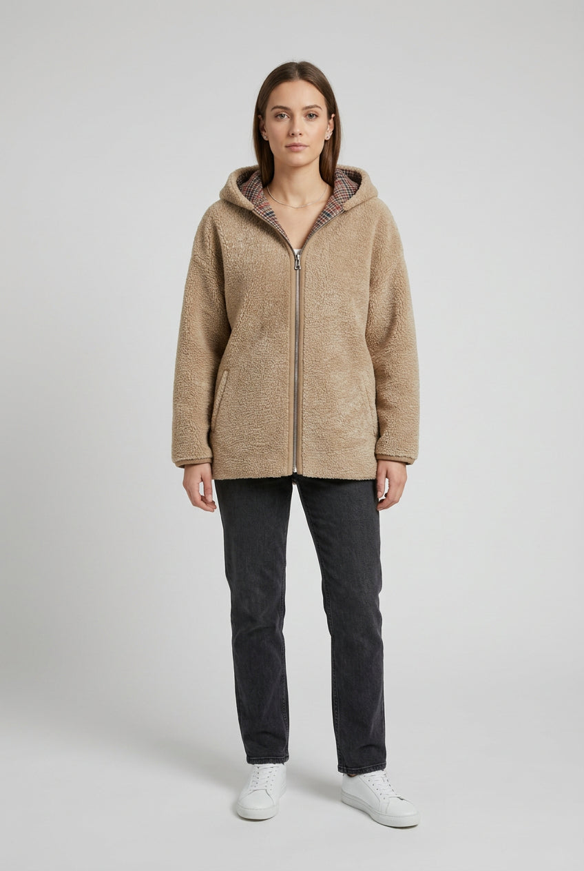 Découvrez ce manteau intemporel alliant élégance et confort. Doté d'une capuche généreuse, il combine un extérieur en cuir noisette avec un intérieur douillet en mouton et tartan, créant une pièce polyvalente parfaite pour les transitions saisonnières. Le contraste entre la finition cuir premium et la chaleur de la doublure en mouton offre une protection optimale contre les éléments, tandis que le tartan intérieur ajoute une touche de caractère intemporel. Un investissement durable pour votre garde-robe.