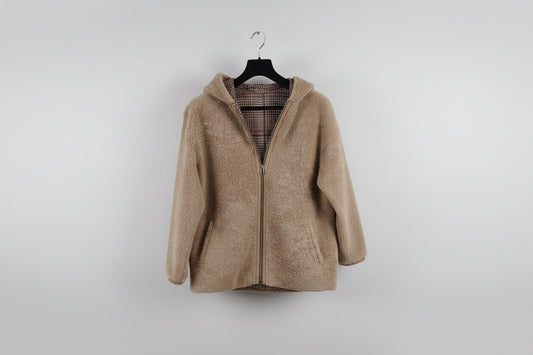 Découvrez ce manteau intemporel alliant élégance et confort. Doté d'une capuche généreuse, il combine un extérieur en cuir noisette avec un intérieur douillet en mouton et tartan, créant une pièce polyvalente parfaite pour les transitions saisonnières. Le contraste entre la finition cuir premium et la chaleur de la doublure en mouton offre une protection optimale contre les éléments, tandis que le tartan intérieur ajoute une touche de caractère intemporel. Un investissement durable pour votre garde-robe.