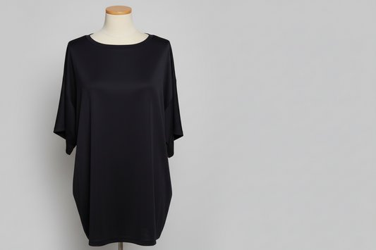 Découvrez l'élégance intemporelle de cette blouse aux lignes épurées. Confectionné en viscose 100%, il offre une douceur incomparable et une fluidité naturelle. Son col rond classique et ses manches trois-quarts créent une silhouette raffinée, parfaite pour les journées où vous recherchez confort et style. Disponible en bleu profond, cette pièce polyvalente s'associe facilement à votre garde-robe.