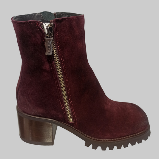 Apportez une touche d’élégance authentique à votre style avec les boots Ducanero en daim bordeaux. Leur fermeture éclair pratique et leur bout carré apportent un look moderne et sophistiqué, tandis que la semelle crantée garantit adhérence et confort pour toutes vos escapades urbaines. Fabriquées de manière artisanale, ces boots allient qualité et originalité pour sublimer chacune de vos tenues.