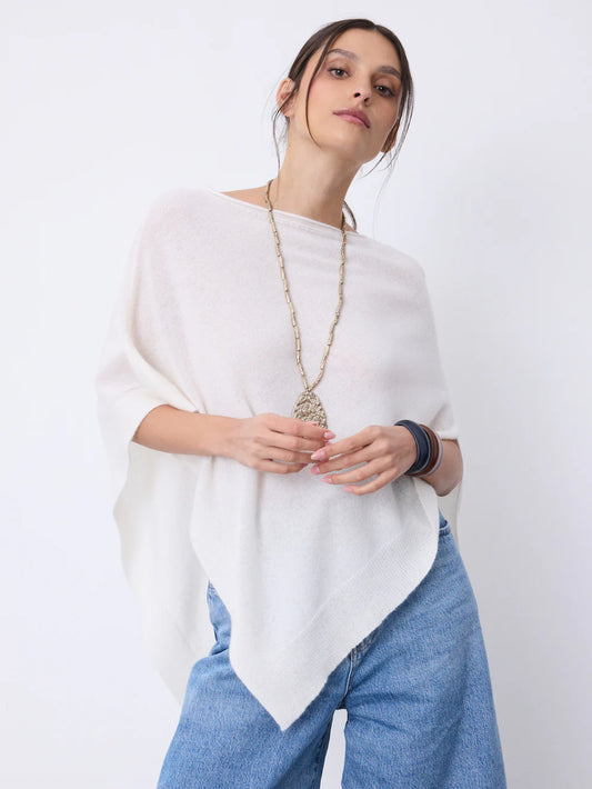 Découvrez la cape légère en cachemire Notshy Auguste Hiver 25, une pièce élégante qui allie douceur et chaleur. Son tissu précieux vous enveloppe avec confort sans alourdir votre silhouette, idéale pour les journées fraîches d’hiver. Parfaite pour ajouter une touche sophistiquée à toutes vos tenues, cette cape élégante vous accompagne avec style et légèreté tout au long de la saison.