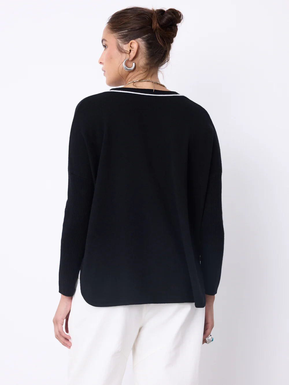 Découvrez le cardigan Bennet de Notshy, un essentiel d'hiver alliant élégance et confort. Sa coupe poncho fluide, ses manches longues côtelées et son col en V dévoilent une silhouette moderne et raffinée. Le fil brodé crème structuré apporte une touche chic et unique, tandis que la fermeture à quatre boutons assure un maintien parfait. Parfait pour vous accompagner tout au long de la saison froide avec style, ce cardigan noir est un incontournable de votre garde-robe.