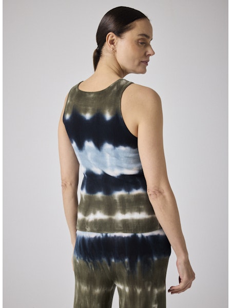 Ce débardeur femme Notshy Mona allie élégance et confort grâce à sa matière douce composée à 70 % de lyocell et 30 % de laine. Sa coupe droite met en valeur la silhouette, tandis que ses finitions côtelées aux bords confèrent une touche raffinée à ce modèle col rond. Idéal pour un look chic et décontracté, ce top polyvalent est parfait pour accompagner toutes vos tenues avec style.