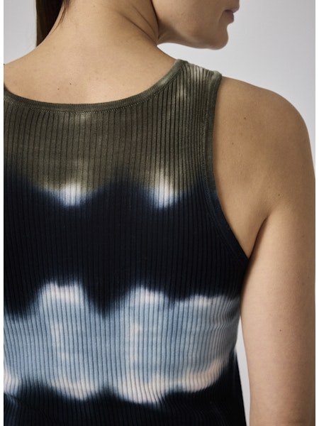 Ce débardeur femme Notshy Mona allie élégance et confort grâce à sa matière douce composée à 70 % de lyocell et 30 % de laine. Sa coupe droite met en valeur la silhouette, tandis que ses finitions côtelées aux bords confèrent une touche raffinée à ce modèle col rond. Idéal pour un look chic et décontracté, ce top polyvalent est parfait pour accompagner toutes vos tenues avec style.