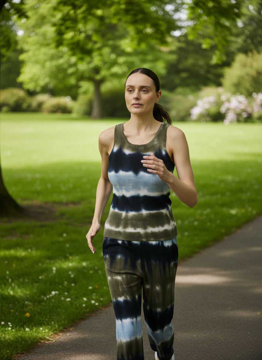 Ce débardeur femme Notshy Mona allie élégance et confort grâce à sa matière douce composée à 70 % de lyocell et 30 % de laine. Sa coupe droite met en valeur la silhouette, tandis que ses finitions côtelées aux bords confèrent une touche raffinée à ce modèle col rond. Idéal pour un look chic et décontracté, ce top polyvalent est parfait pour accompagner toutes vos tenues avec style.