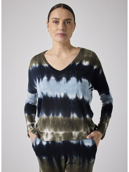 Ce pull femme Notshy Maca Hiver 25 allie confort et élégance grâce à sa coupe droite et sa fente latérale subtile. Confectionné en 70 % lyocell et 30 % laine, il offre douceur et chaleur naturelle. Le col en V et les manches longues, associés à un effet tye & dye dans des tons ash-tourmaline, apportent une touche moderne et distinguée à votre garde-robe. Parfait pour affronter l’hiver avec style et aisance.