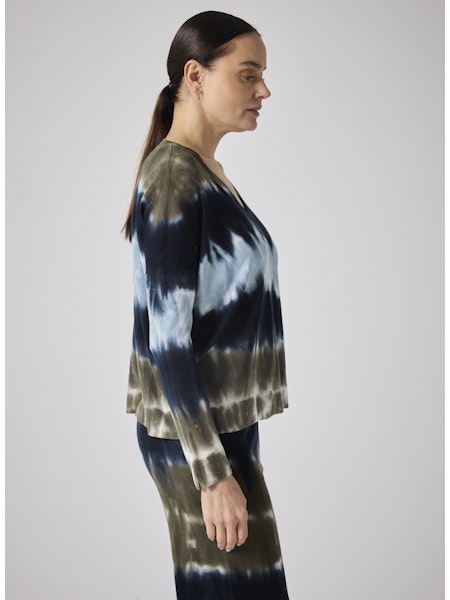 Ce pull femme Notshy Maca Hiver 25 allie confort et élégance grâce à sa coupe droite et sa fente latérale subtile. Confectionné en 70 % lyocell et 30 % laine, il offre douceur et chaleur naturelle. Le col en V et les manches longues, associés à un effet tye &amp; dye dans des tons ash-tourmaline, apportent une touche moderne et distinguée à votre garde-robe. Parfait pour affronter l’hiver avec style et aisance.