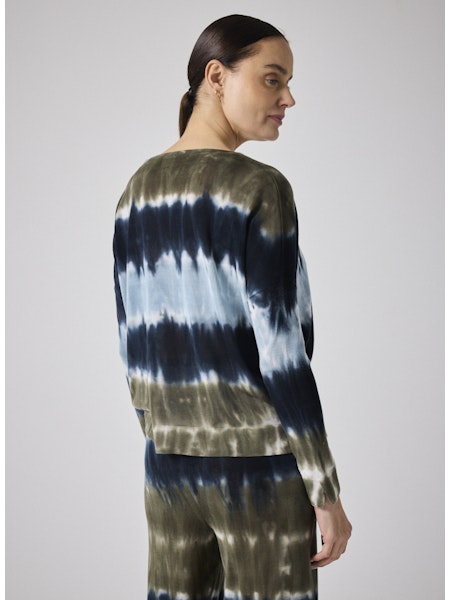 Ce pull femme Notshy Maca Hiver 25 allie confort et élégance grâce à sa coupe droite et sa fente latérale subtile. Confectionné en 70 % lyocell et 30 % laine, il offre douceur et chaleur naturelle. Le col en V et les manches longues, associés à un effet tye &amp; dye dans des tons ash-tourmaline, apportent une touche moderne et distinguée à votre garde-robe. Parfait pour affronter l’hiver avec style et aisance.