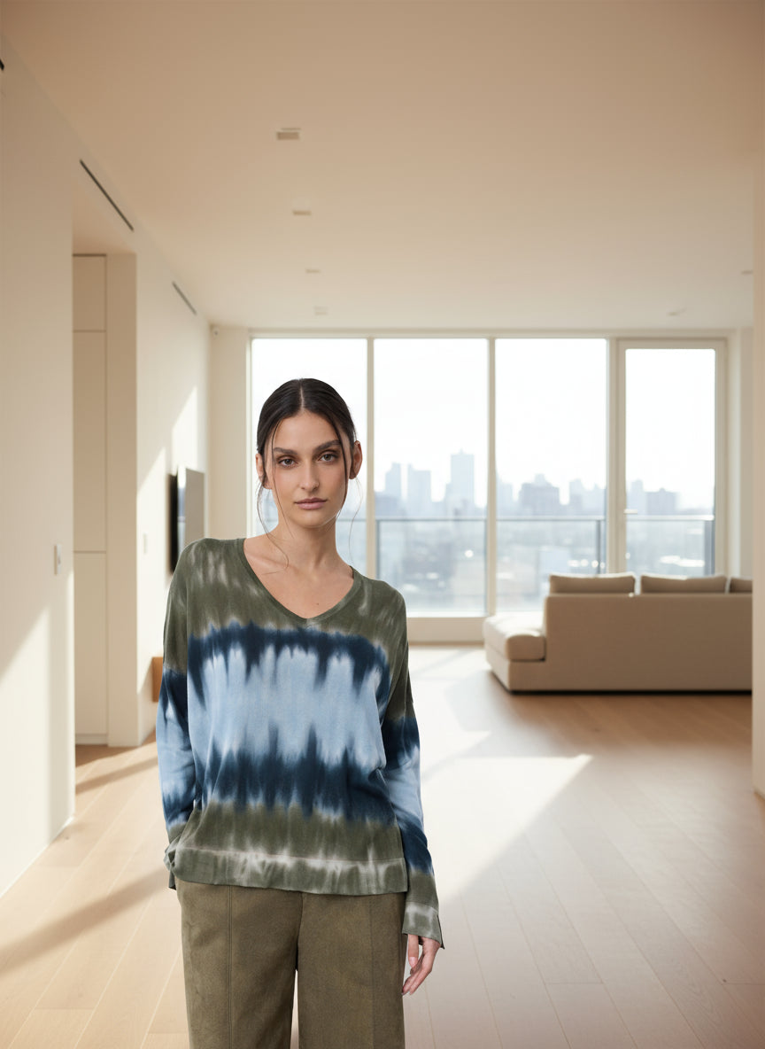 Ce pull femme Notshy Maca Hiver 25 allie confort et élégance grâce à sa coupe droite et sa fente latérale subtile. Confectionné en 70 % lyocell et 30 % laine, il offre douceur et chaleur naturelle. Le col en V et les manches longues, associés à un effet tye &amp; dye dans des tons ash-tourmaline, apportent une touche moderne et distinguée à votre garde-robe. Parfait pour affronter l’hiver avec style et aisance.