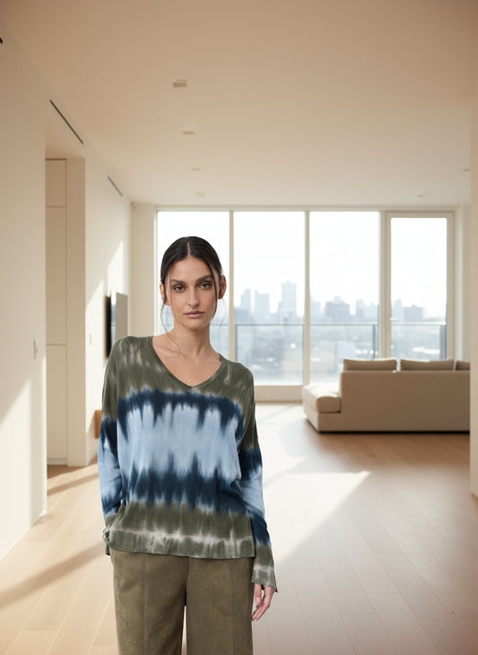 Ce pull femme Notshy Maca Hiver 25 allie confort et élégance grâce à sa coupe droite et sa fente latérale subtile. Confectionné en 70 % lyocell et 30 % laine, il offre douceur et chaleur naturelle. Le col en V et les manches longues, associés à un effet tye & dye dans des tons ash-tourmaline, apportent une touche moderne et distinguée à votre garde-robe. Parfait pour affronter l’hiver avec style et aisance.