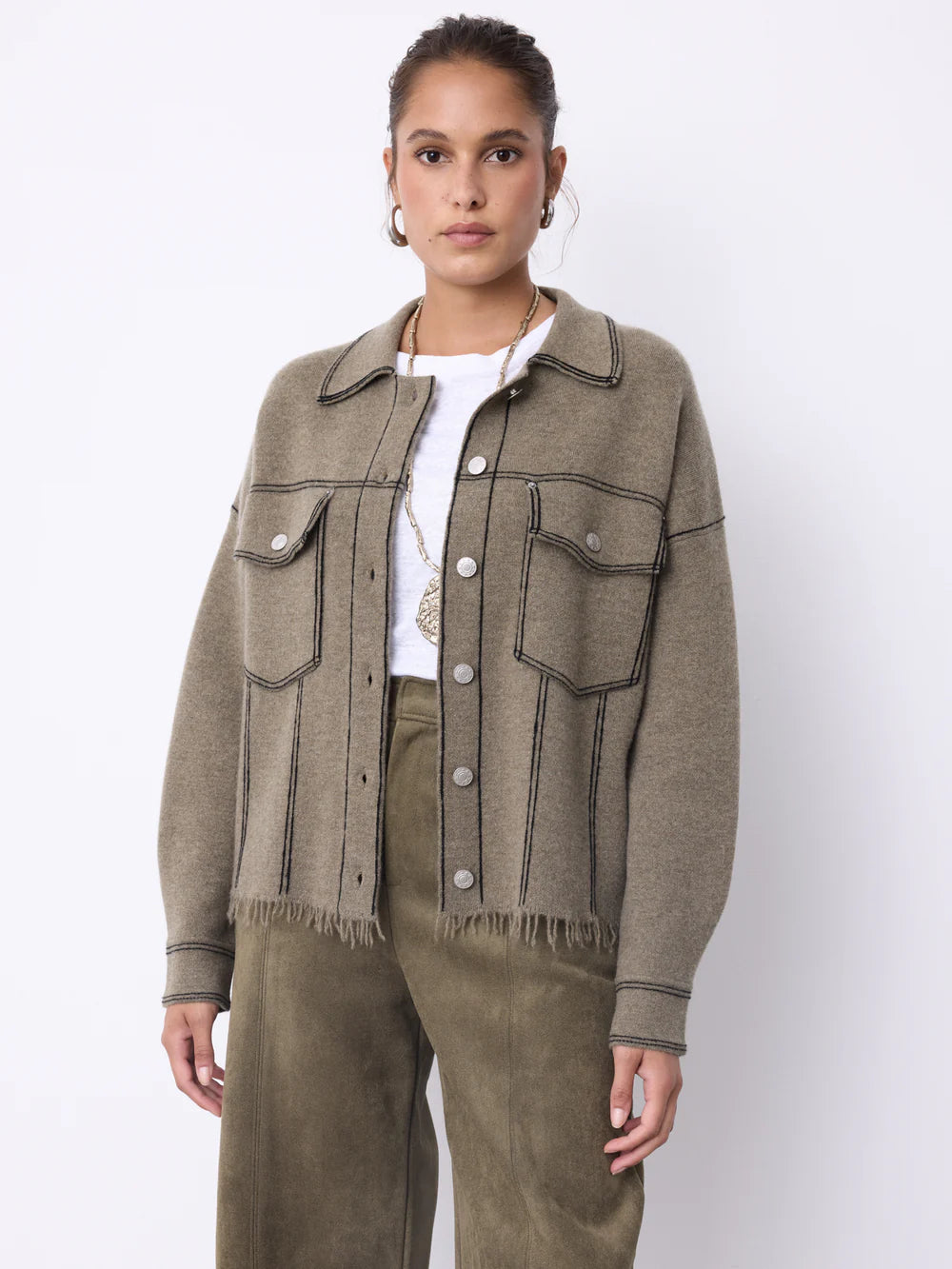 Cette veste pour femme allie élégance et confort avec son effet jean et sa coupe droite flatteuse. Conçue en 100% cachemire double fil, elle assure chaleur et douceur tout au long de l’hiver. Ses manches longues, ses poignets fendus avec boutons, et ses poches plaquées à fermeture boutonnée apportent une touche pratique et stylée. Les doubles surpiqûres et les bords francs renforcent son allure moderne et soignée. Parfaite pour affronter la saison avec sophistication au quotidien.