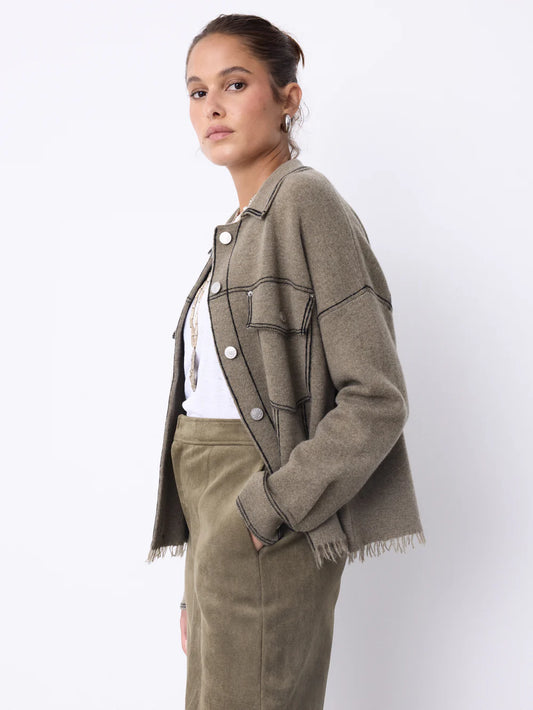 Cette veste pour femme allie élégance et confort avec son effet jean et sa coupe droite flatteuse. Conçue en 100% cachemire double fil, elle assure chaleur et douceur tout au long de l’hiver. Ses manches longues, ses poignets fendus avec boutons, et ses poches plaquées à fermeture boutonnée apportent une touche pratique et stylée. Les doubles surpiqûres et les bords francs renforcent son allure moderne et soignée. Parfaite pour affronter la saison avec sophistication au quotidien.