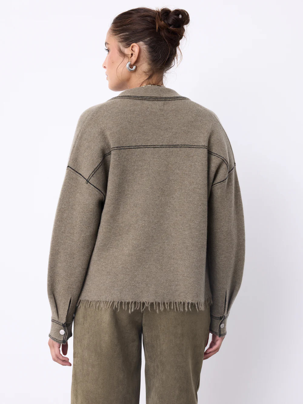 Cette veste pour femme allie élégance et confort avec son effet jean et sa coupe droite flatteuse. Conçue en 100% cachemire double fil, elle assure chaleur et douceur tout au long de l’hiver. Ses manches longues, ses poignets fendus avec boutons, et ses poches plaquées à fermeture boutonnée apportent une touche pratique et stylée. Les doubles surpiqûres et les bords francs renforcent son allure moderne et soignée. Parfaite pour affronter la saison avec sophistication au quotidien.